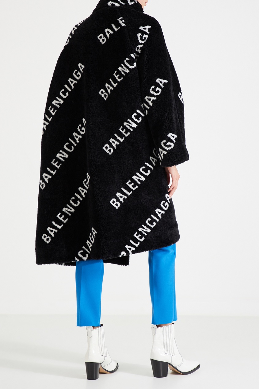 фото Черное пальто с логотипами Balenciaga