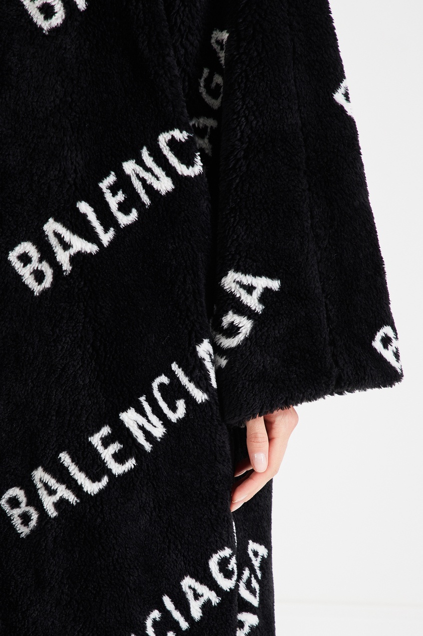 фото Черное пальто с логотипами balenciaga