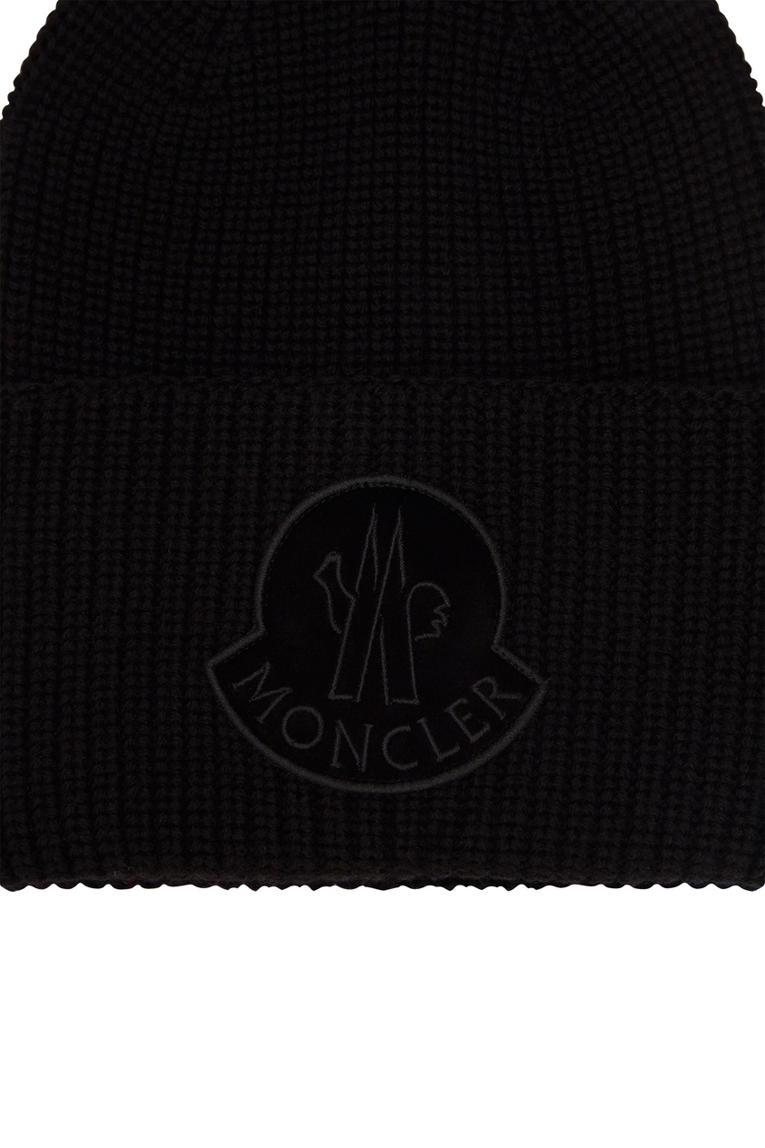 фото Черная шапка из шерсти moncler