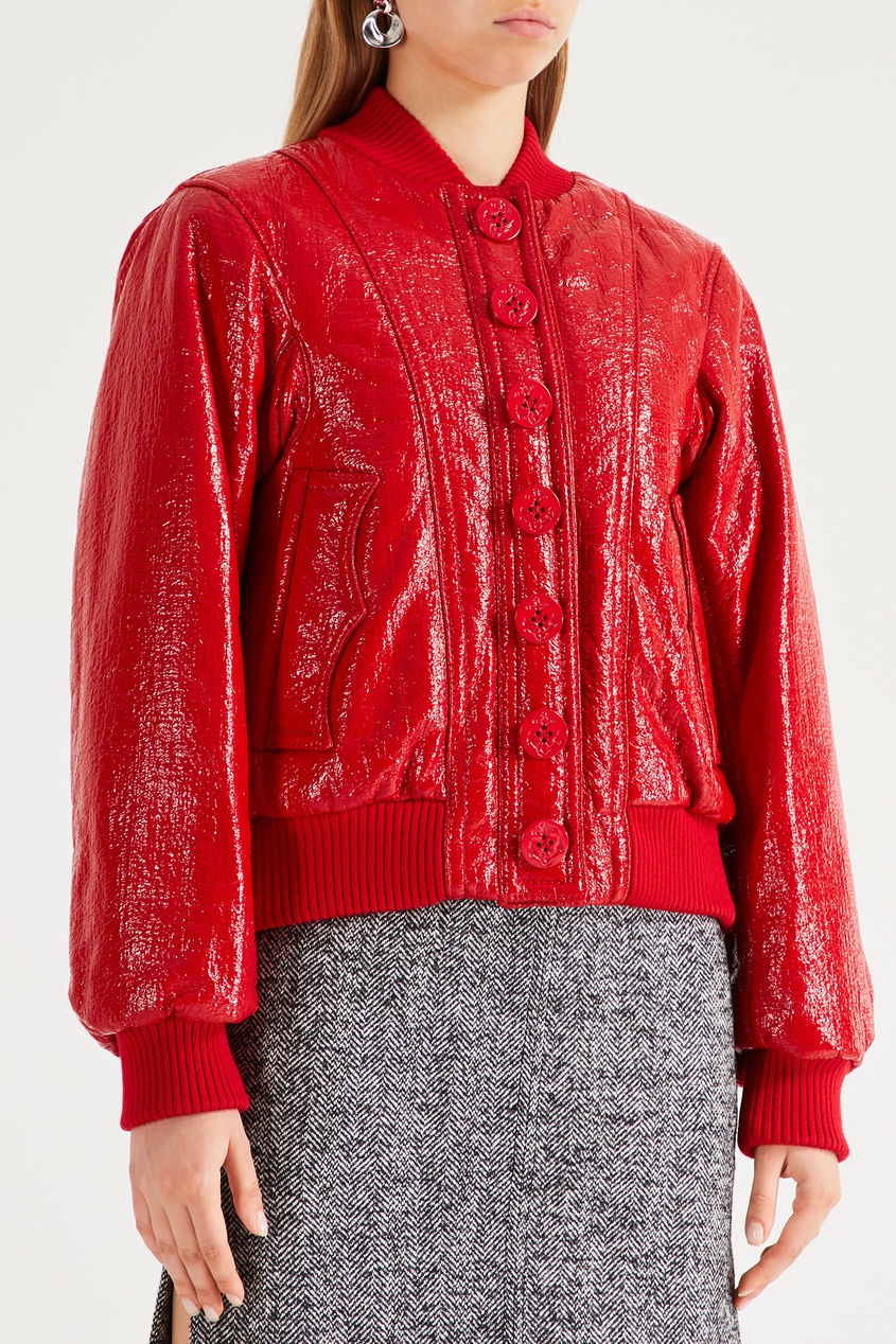 фото Красная куртка с глянцевым покрытием no.21