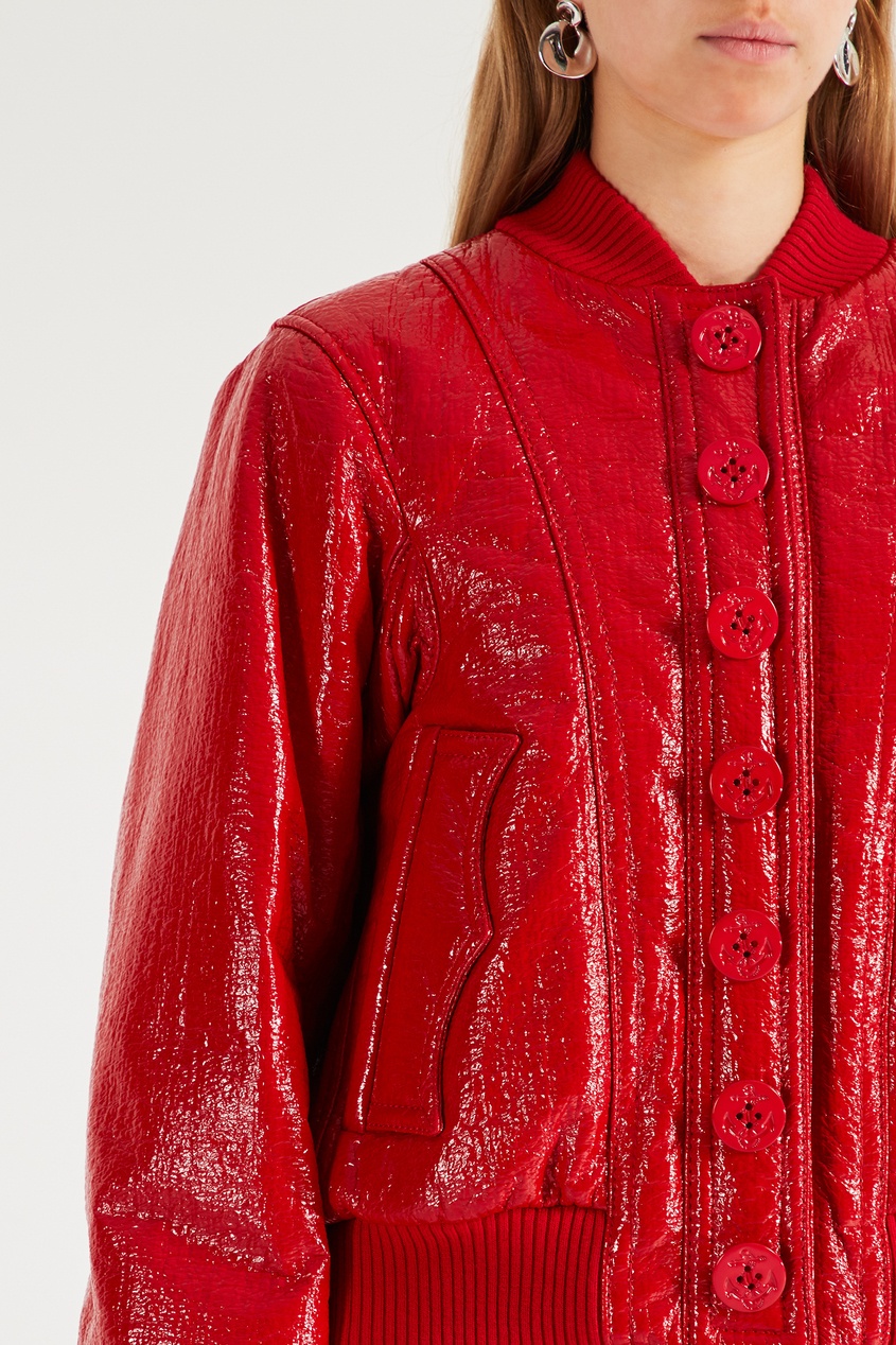фото Красная куртка с глянцевым покрытием no.21