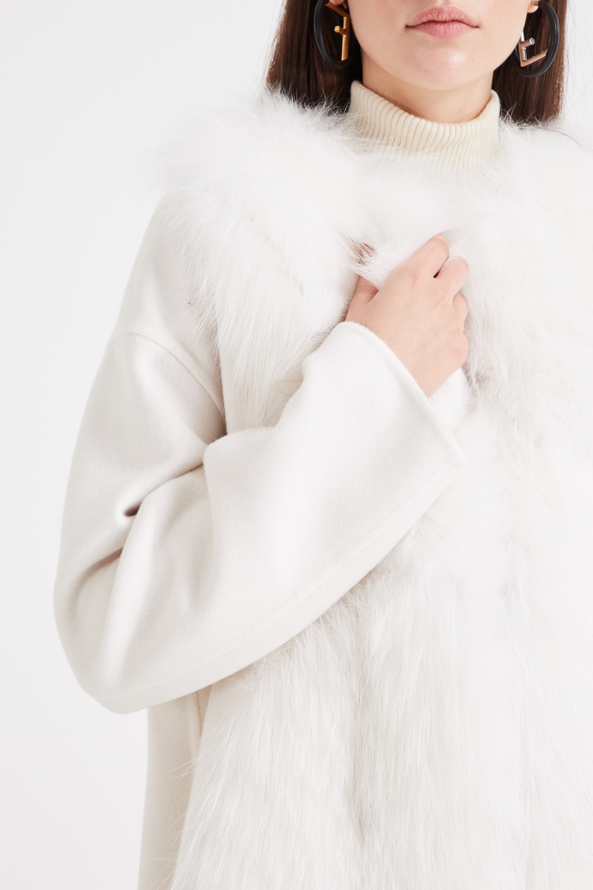 фото Белое пальто с меховой отделкой fendi