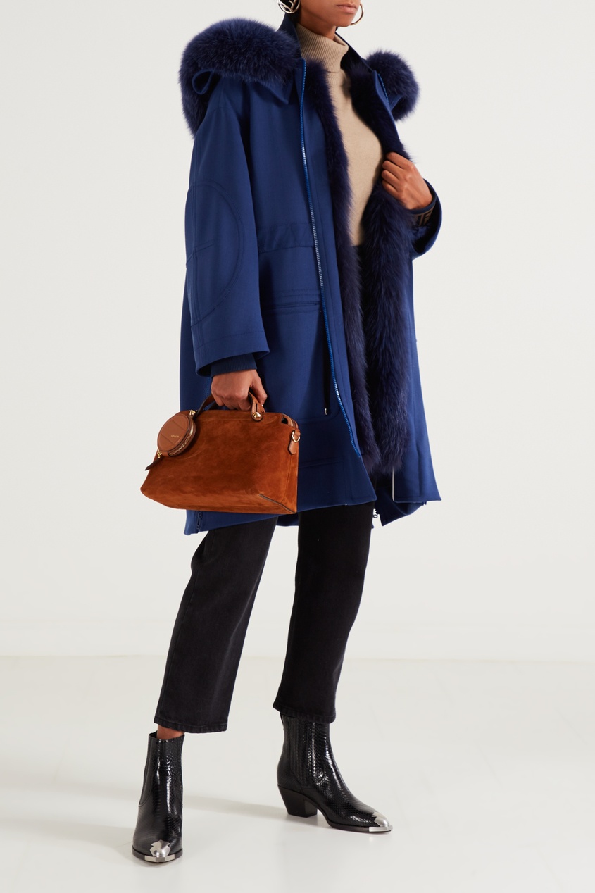 фото Синее пальто с мехом fendi