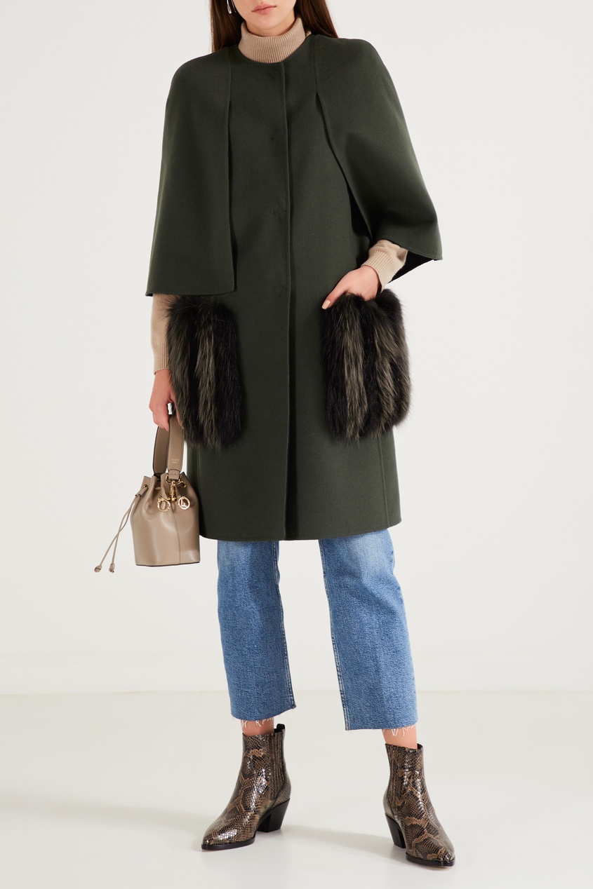 фото Зеленое пальто с меховой отделкой fendi