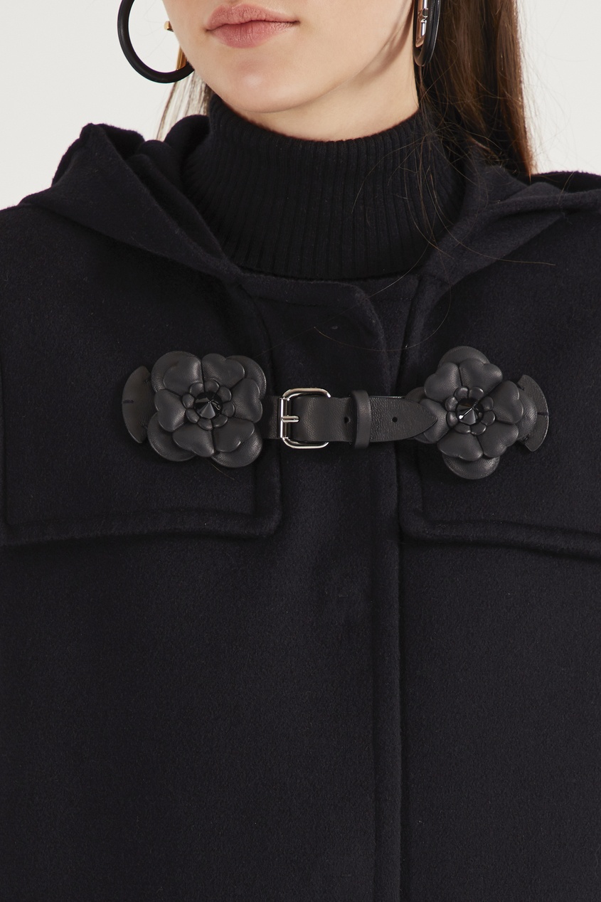 фото Черное пальто с отделкой из кожи fendi