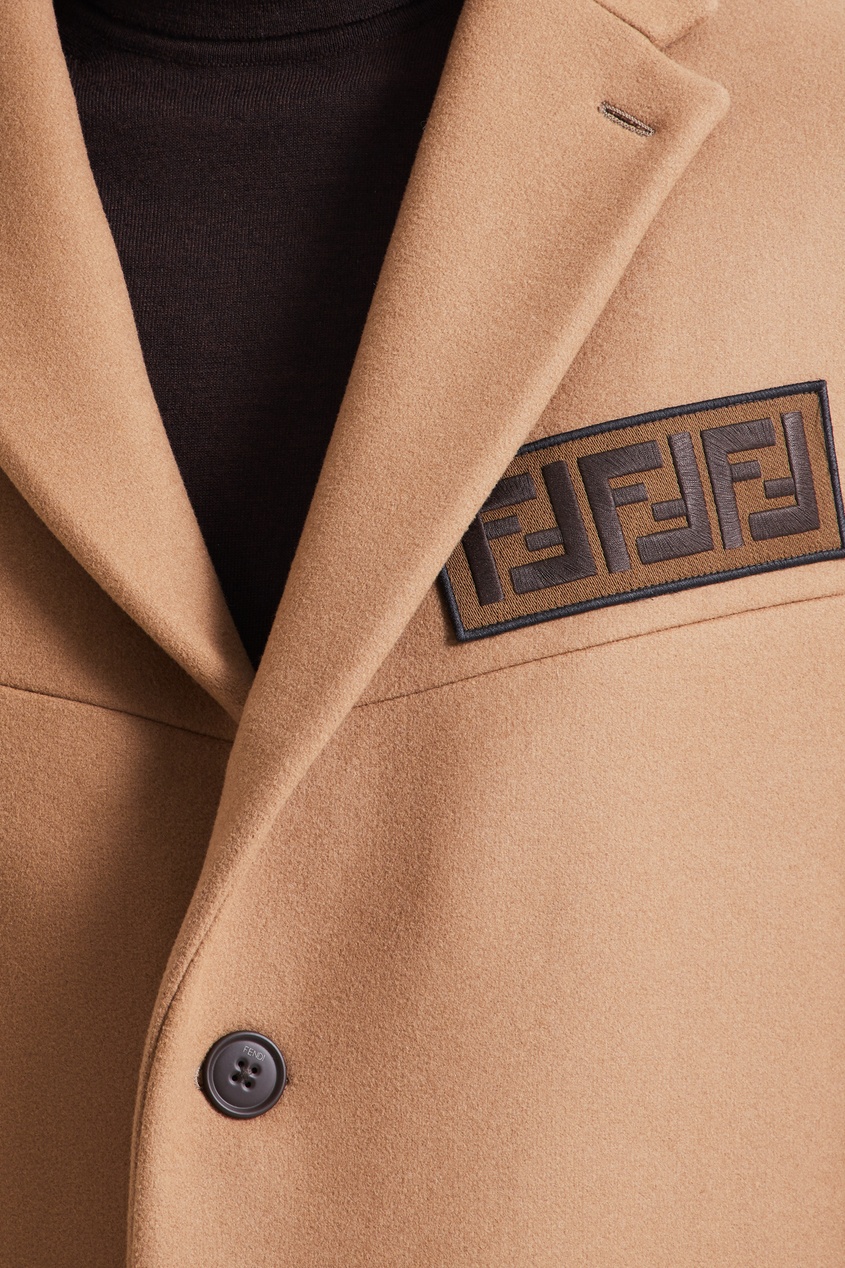 фото Бежевое пальто с логотипом на груди fendi