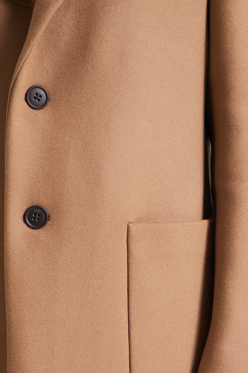 фото Бежевое пальто с логотипом на груди fendi