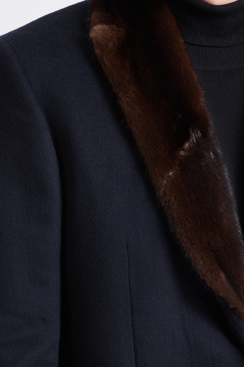 фото Синее пальто с норковым воротником fendi