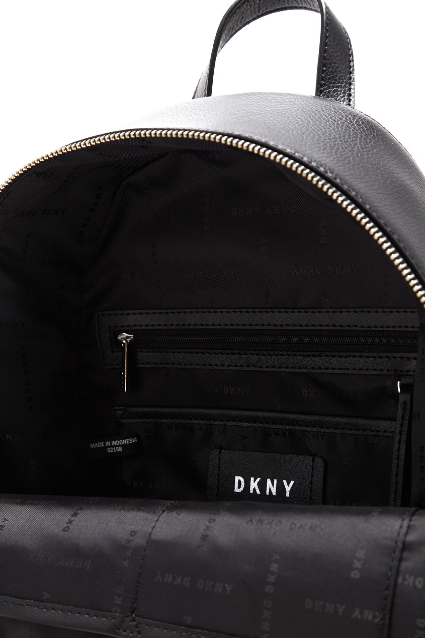 фото Черный рюкзак с подвеской dkny
