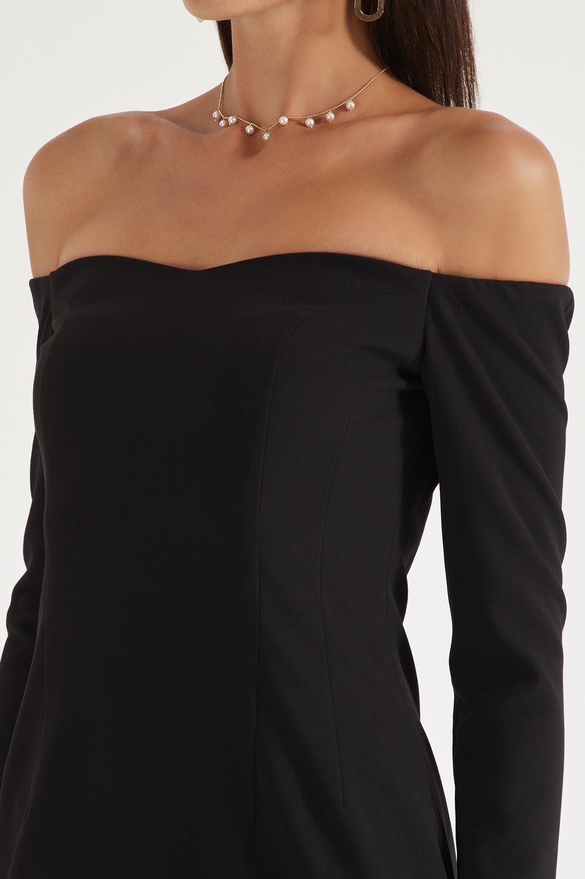 фото Черное платье с открытыми плечами ли-лу