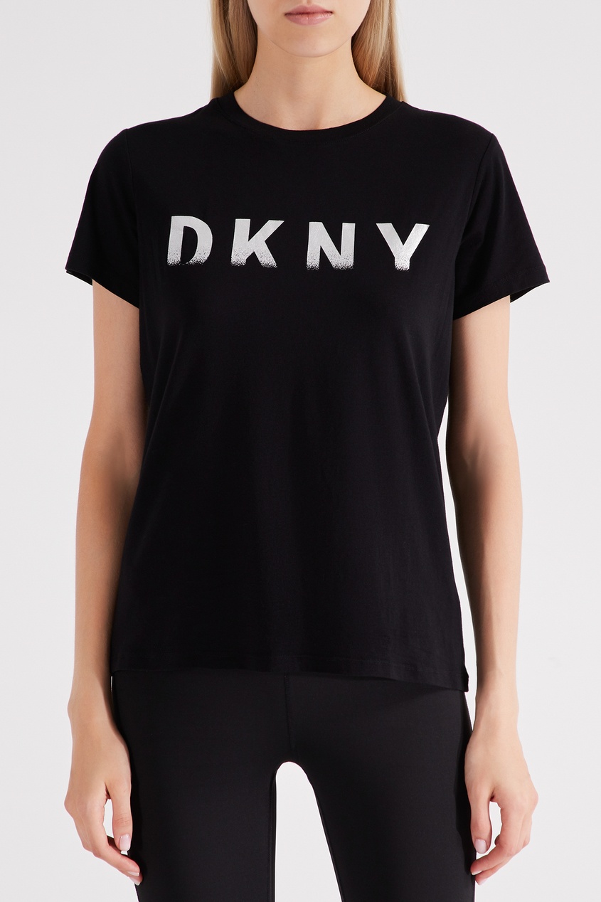 фото Черная футболка с логотипом dkny