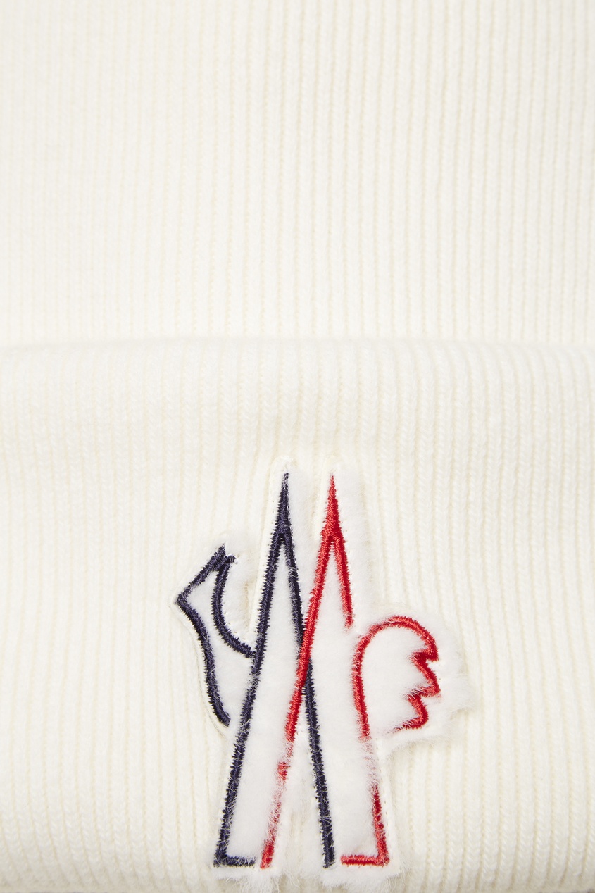 фото Молочно-белая шапка с логотипом moncler. 