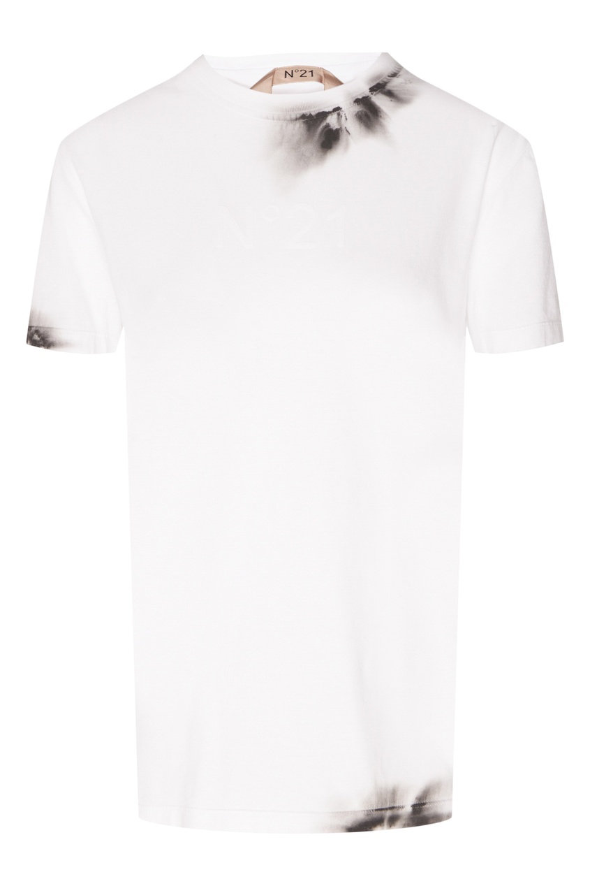 фото Белая футболка с принтом в виде пятен no.21