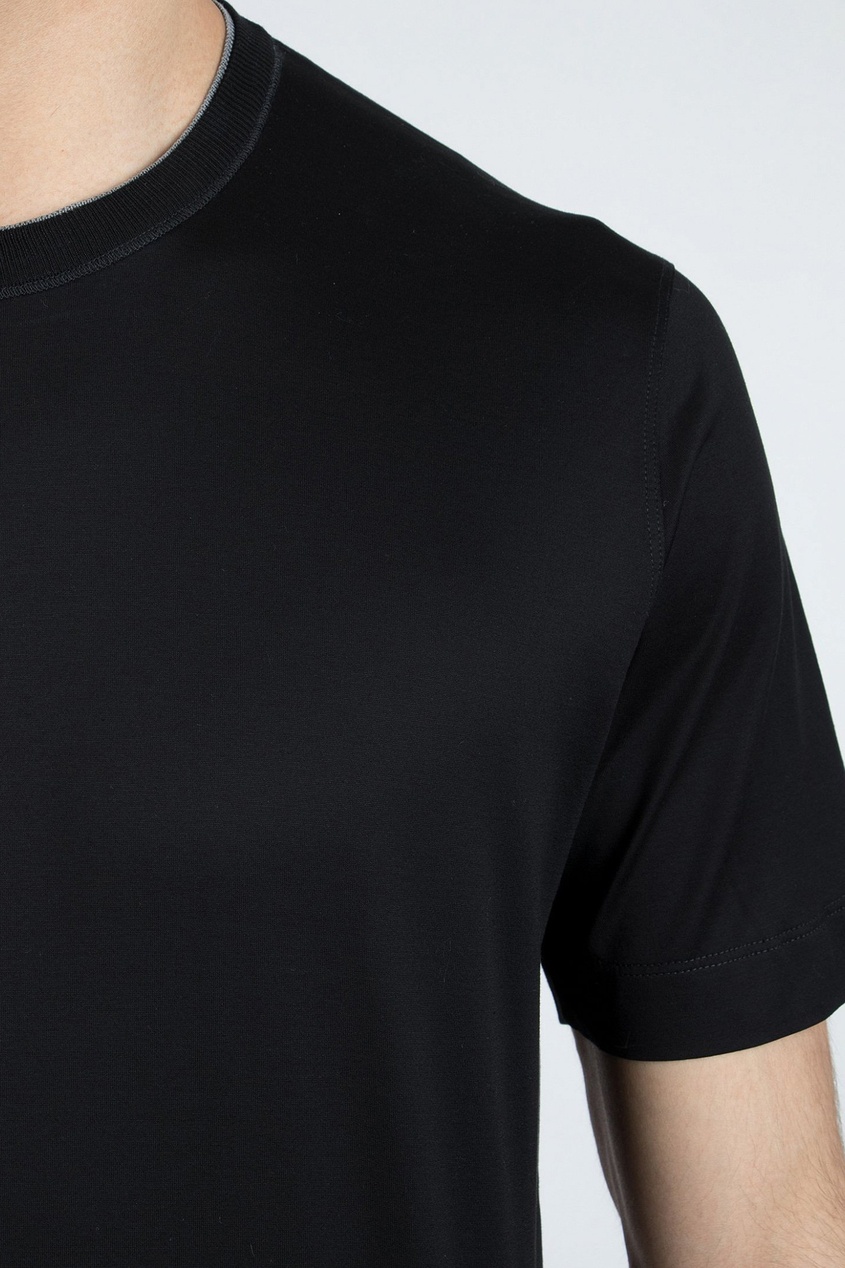 фото Черная футболка с отделкой на вырезе cortigiani