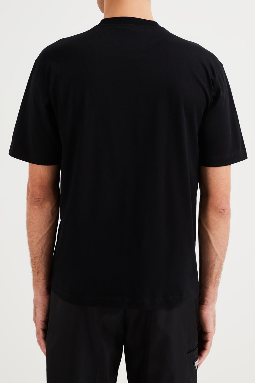 фото Черная футболка с яркой вставкой prada