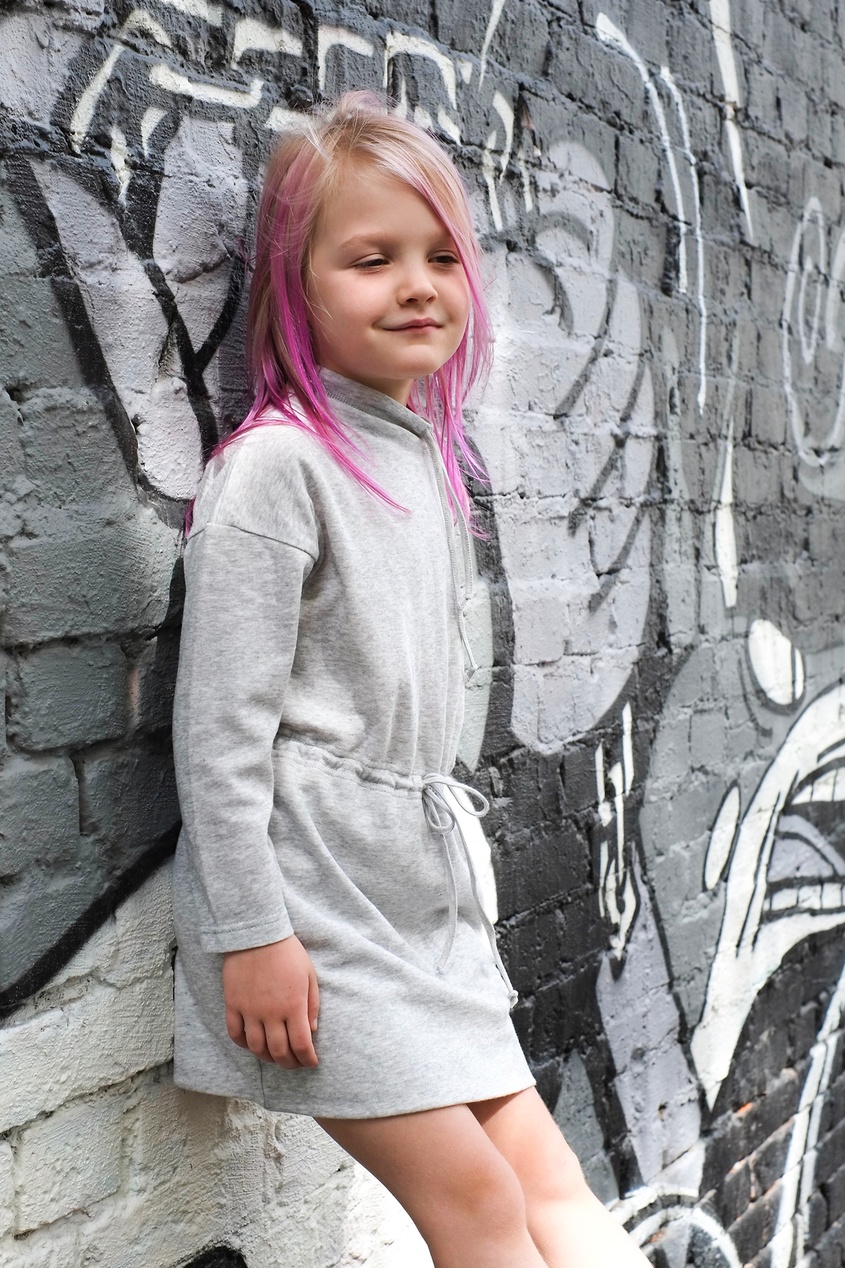 фото Серое трикотажное платье на девочку lu kids