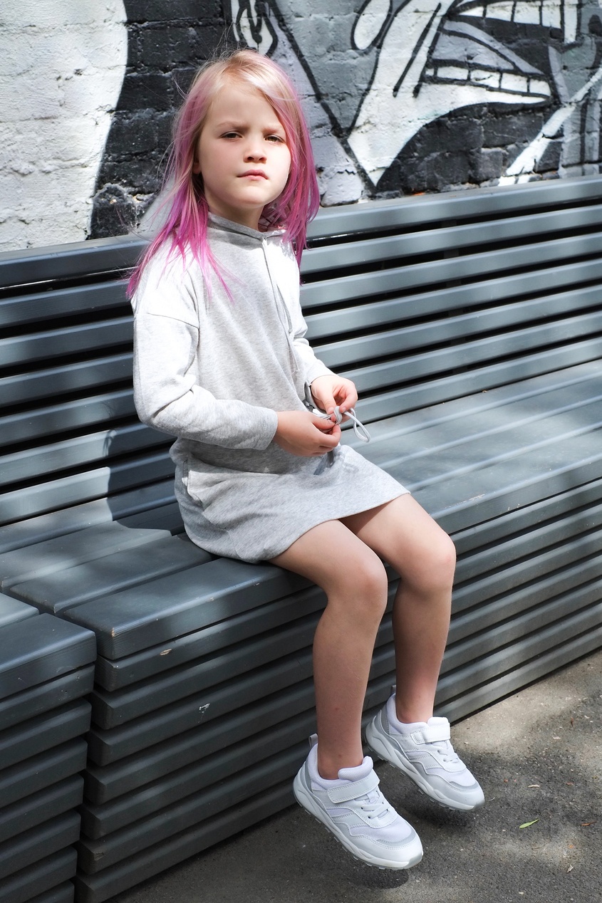 фото Серое трикотажное платье на девочку lu kids