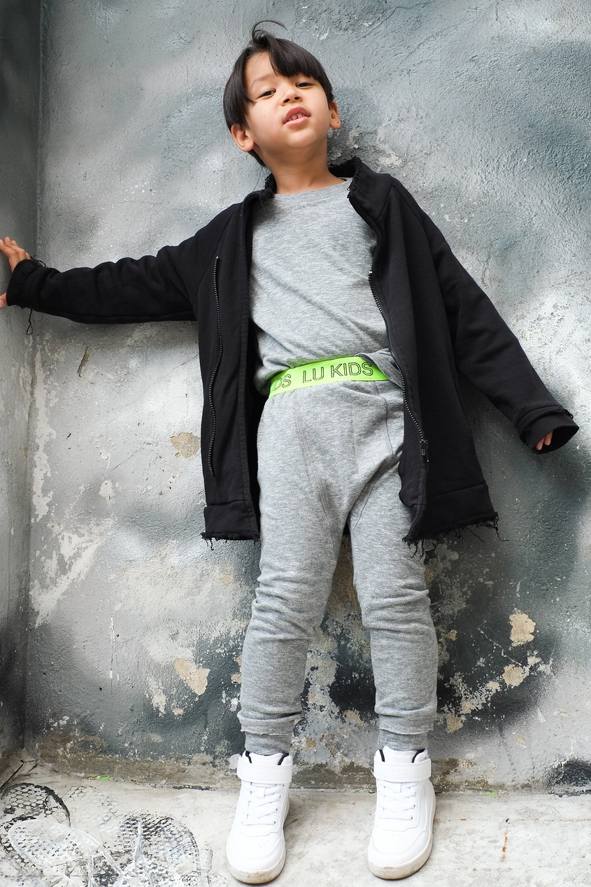 фото Серые спортивные брюки с контрастной отделкой lu kids