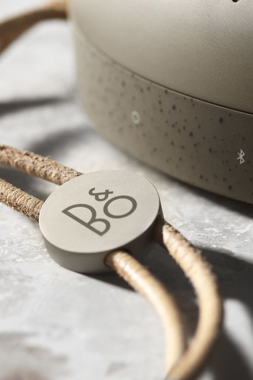 фото Портативная bluetooth-колонка beoplay a1 clay bang & olufsen