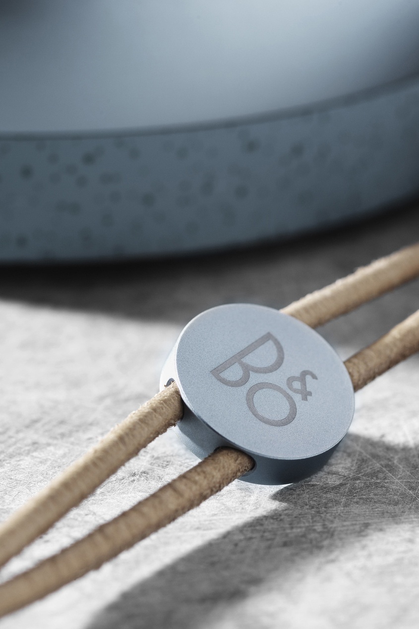 фото Портативная bluetooth-колонка beoplay a1 sky bang & olufsen