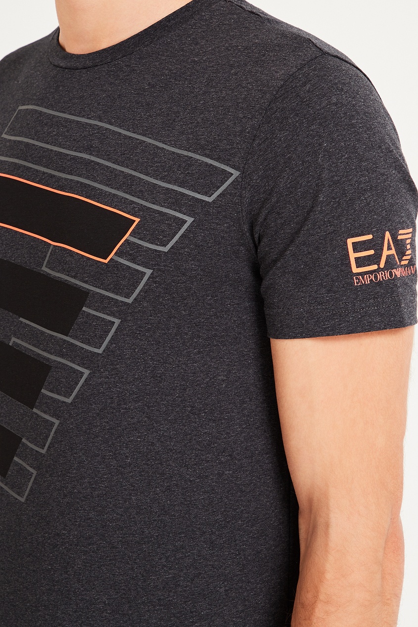 фото Темно-серая футболка с фирменной отделкой ea7