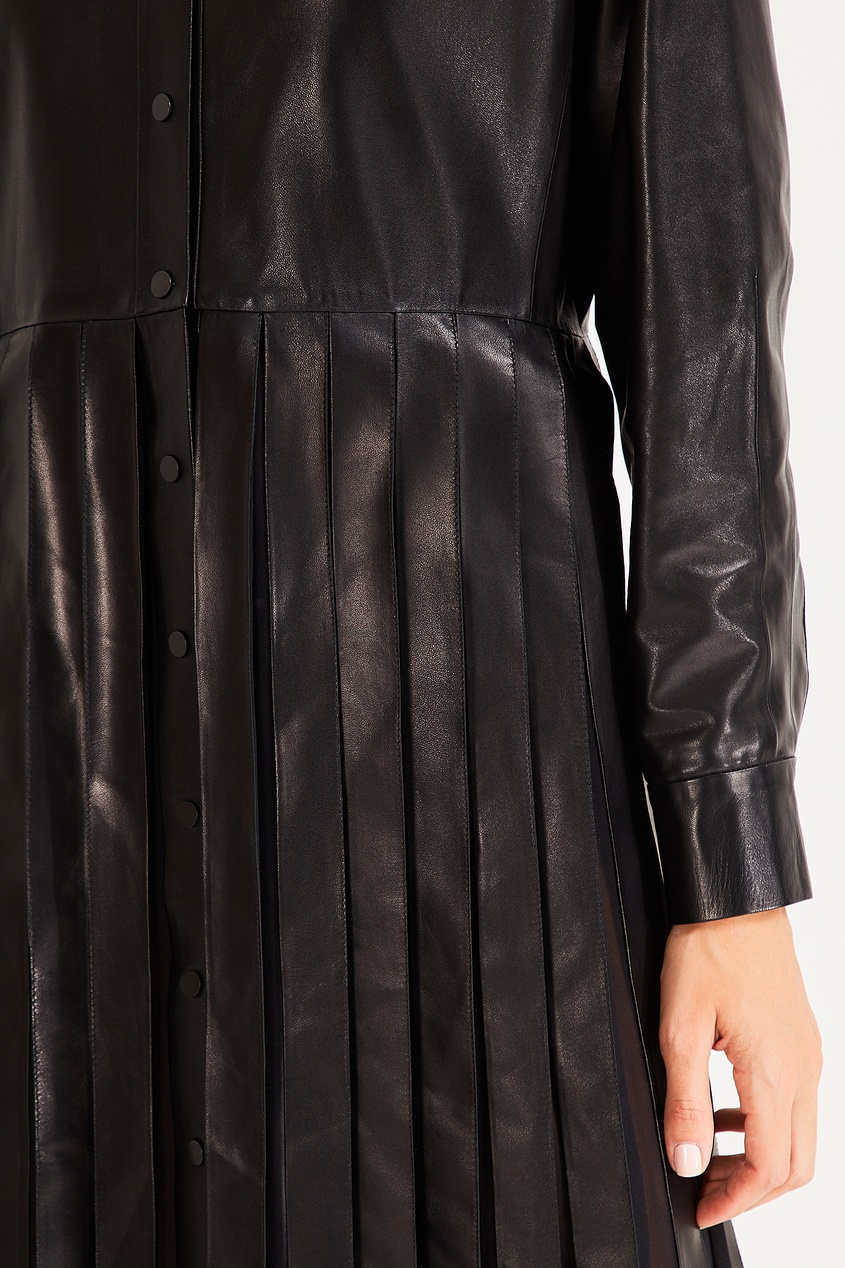 фото Черное платье с плиссировкой izeta