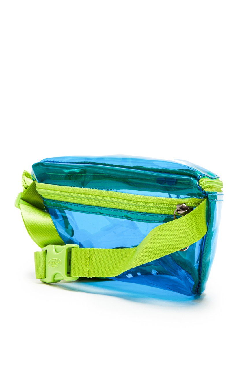 фото Голубая прозрачная сумка на пояс eastpak