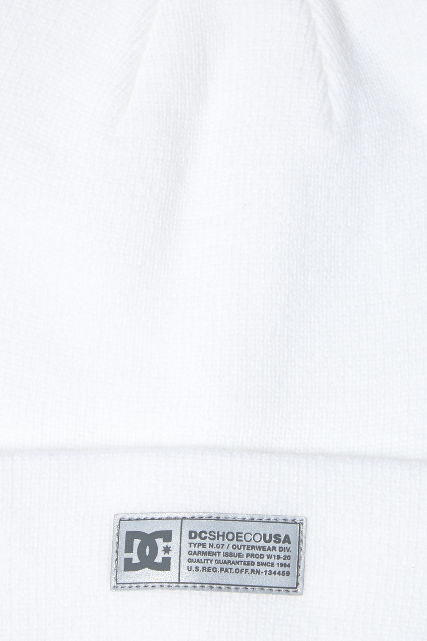 фото Белая шапка с логотипом на отвороте dc shoes