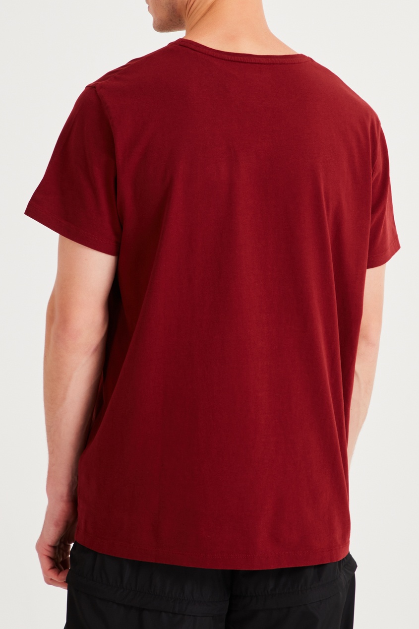фото Бордовая футболка с логотипом бренда timberland