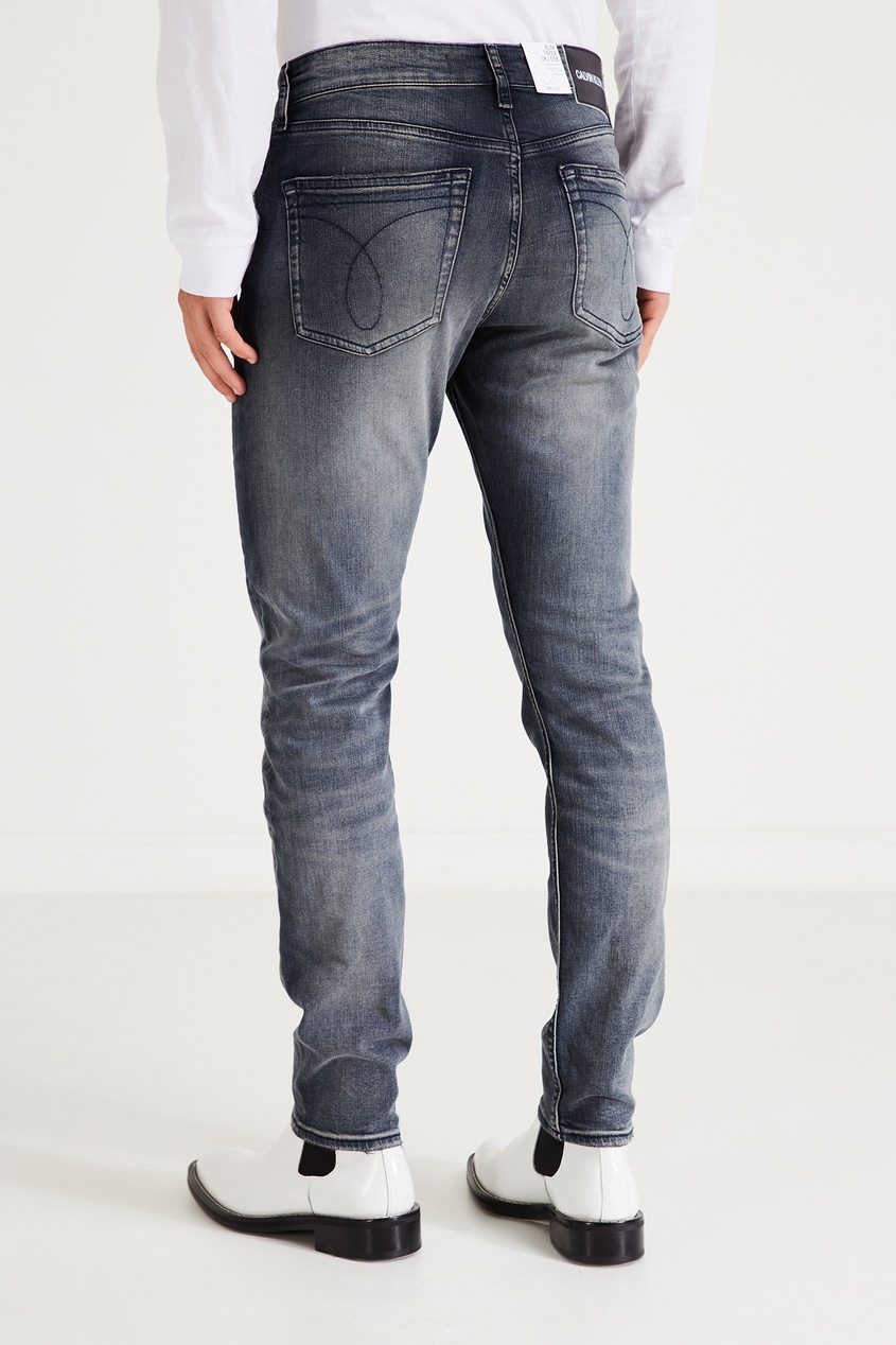 фото Серо-голубые зауженные джинсы с потертостями calvin klein