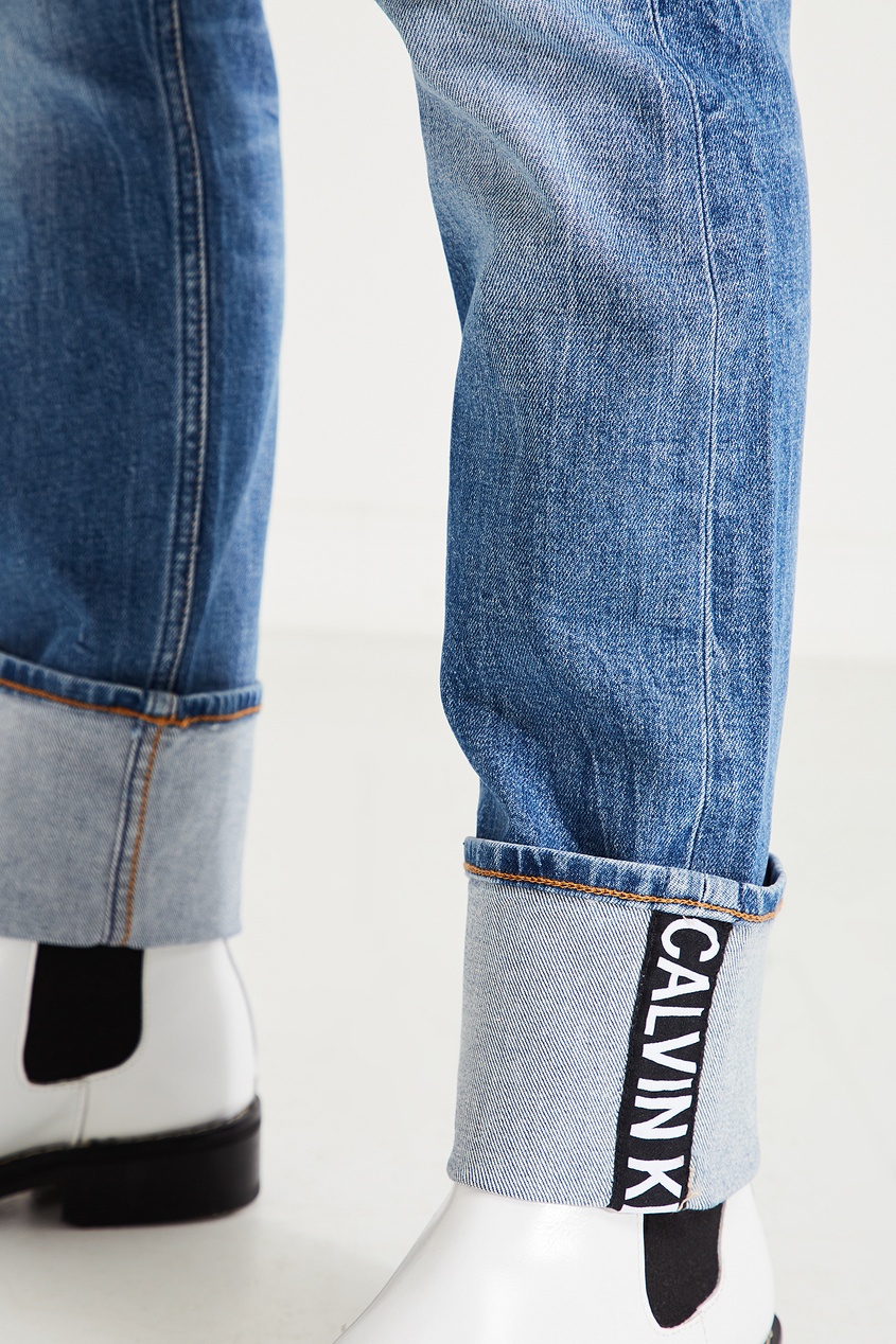фото Зауженные голубые джинсы с широкими отворотами Calvin klein