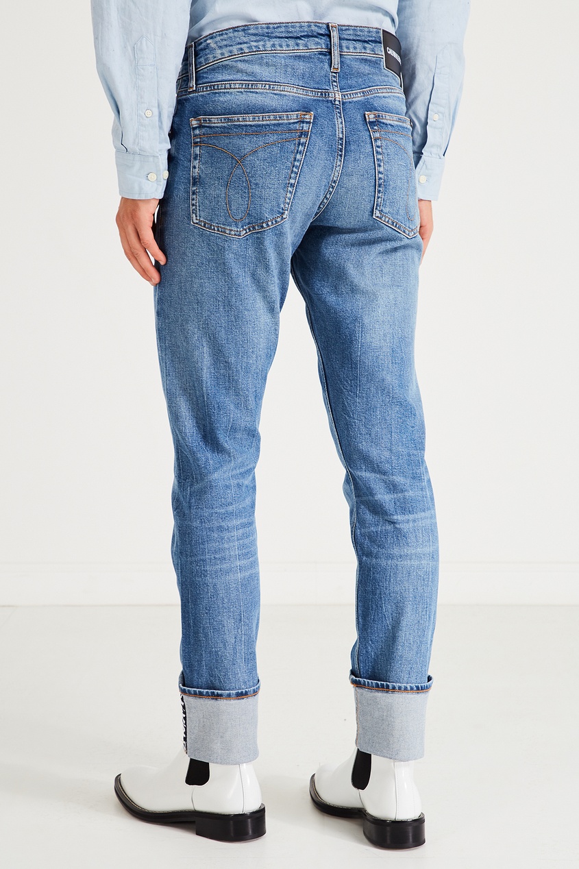фото Зауженные голубые джинсы с широкими отворотами calvin klein