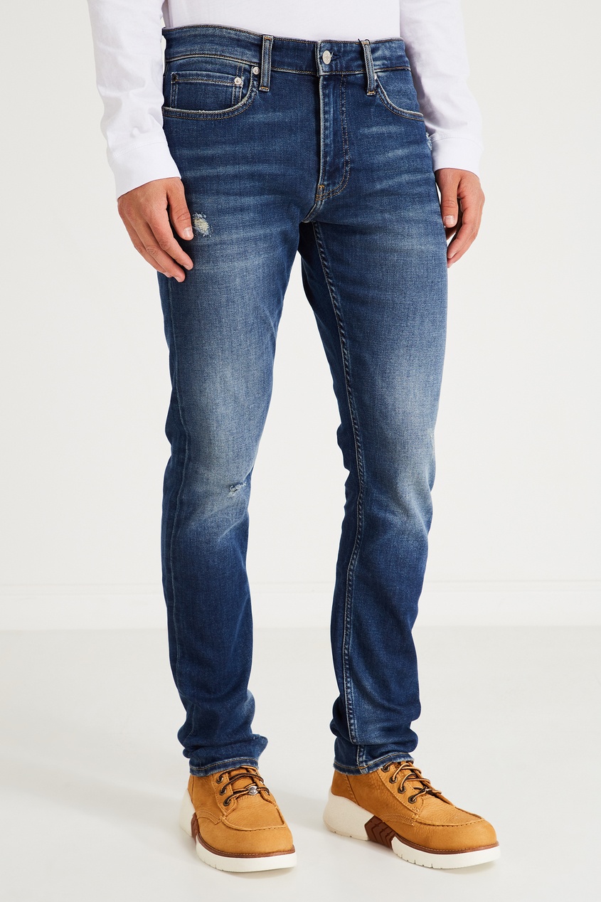 фото Зауженные синие джинсы с потертостями Calvin klein