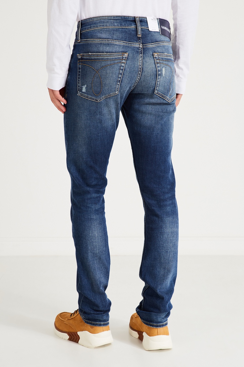 фото Зауженные синие джинсы с потертостями Calvin klein
