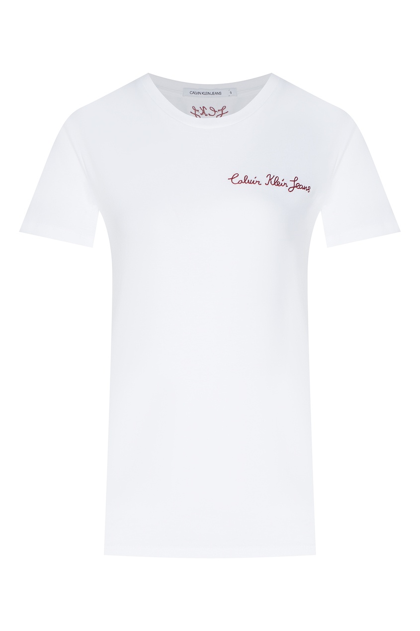 фото Белая футболка с небольшой надписью calvin klein