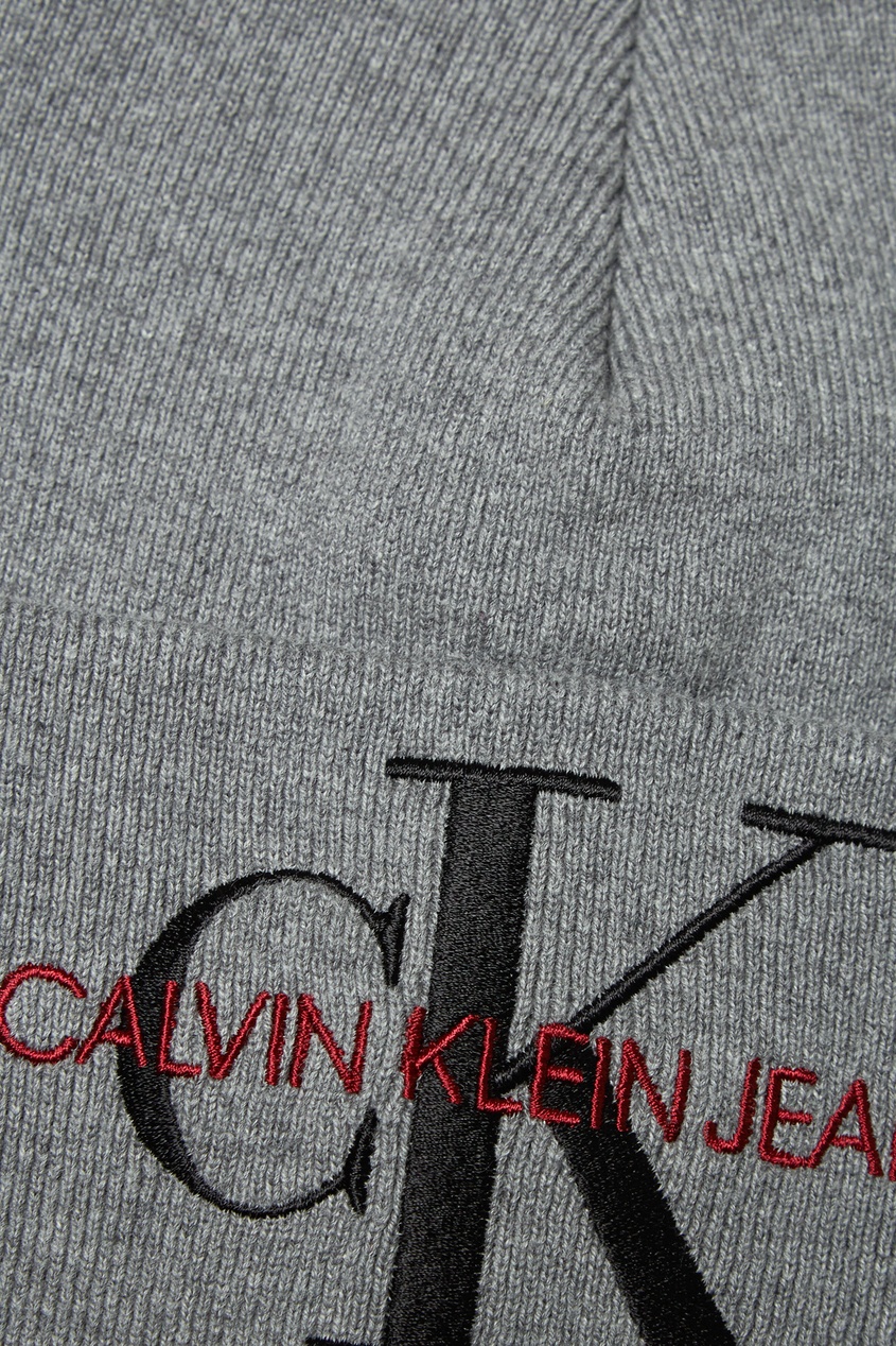 фото Серая шапка с логотипом calvin klein